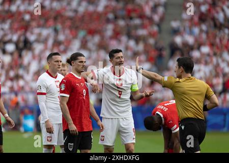 Marcel Sabitzer, Robert Lewandowski discutent avec l'arbitre lors du match UEFA Euro 2024 entre les équipes nationales de Pologne et d'Autriche à l'Olympiastadio Banque D'Images