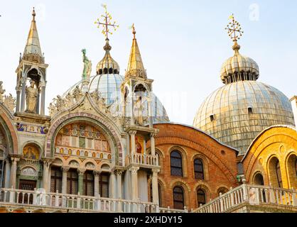 Le coin sud-ouest de la basilique Saint-Marc à Venise, Italie. Banque D'Images