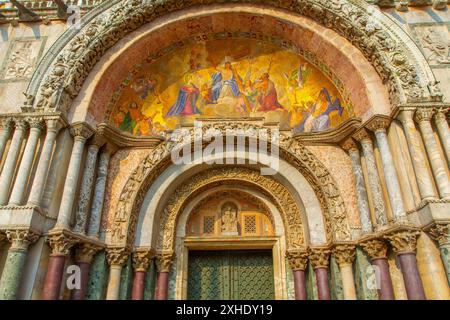 La lunette du jugement dernier dans la façade de la Basilique Saint-Marc, Venise, Italie. Banque D'Images