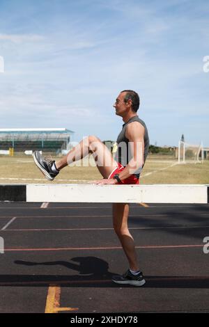 La définition des muscles d'Un athlète pendant les étirements Banque D'Images