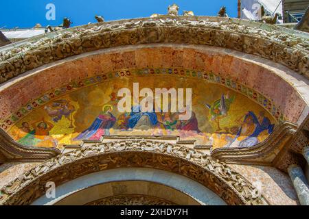 La lunette du jugement dernier dans la façade de la Basilique Saint-Marc, Venise, Italie. Banque D'Images