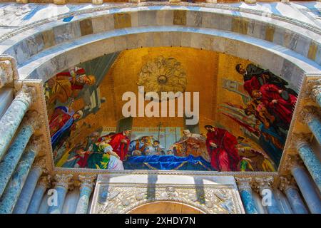 Le Doge et les vénitiens adorent le corps de St Marc qui est recouvert d'une feuille bleue. Détails de façade de la Basilique Saint-Marc, Venise, Italie. Banque D'Images