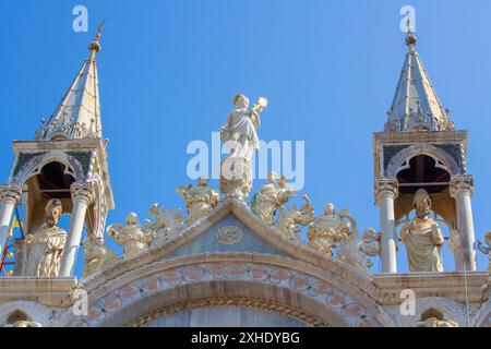 Vue rapprochée de l’angle sud-ouest de la basilique Saint-Marc à Venise, Italie. Banque D'Images