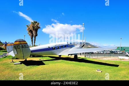 Malaga Aero Museum Aeromuseo et un Beechcraft 18 surplombant l'aire de trafic de l'avion sur fond de montagne et de ciel bleu Banque D'Images