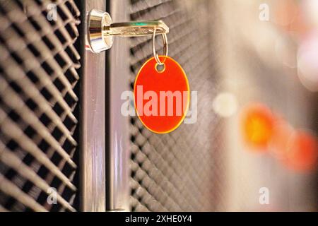 porte-clés inséré dans des armoires pour ranger des effets personnels dans un supermarché Banque D'Images