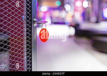 clé avec porte-clés inséré dans des armoires pour ranger des effets personnels Banque D'Images