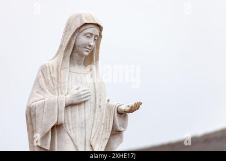 Statue de la Vierge Marie - Reine de la paix sur le mont Podbrdo, la colline de l'apparition surplombant le village de Medjugorje en Bosnie-Herzégovine. Banque D'Images