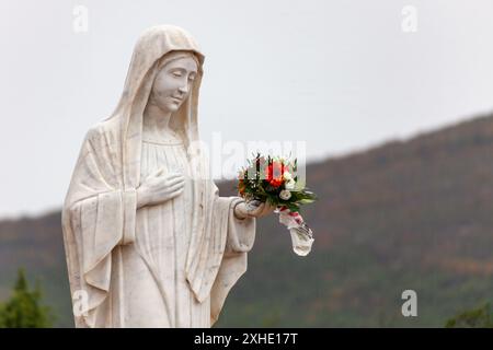 Statue de la Vierge Marie - Reine de la paix sur le mont Podbrdo, la colline de l'apparition surplombant le village de Medjugorje en Bosnie-Herzégovine. Banque D'Images