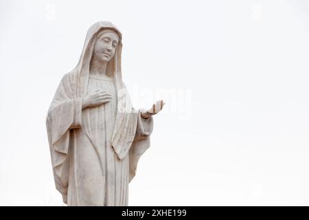 Statue de la Vierge Marie - Reine de la paix sur le mont Podbrdo, la colline de l'apparition surplombant le village de Medjugorje en Bosnie-Herzégovine. Banque D'Images