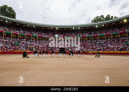 Pampelune, Navarre, Espagne. 13 juillet 2024. Les spectateurs attendent à l'intérieur des arènes de Pampelune pour voir l'entrée des courageux taureaux du ranch José Escolar Gil et les coureurs pendant les festivités de San FermÃ-n. Septième jour de la course traditionnelle des taureaux pendant les festivités de San FermÃ-n. A cette occasion, les courageux taureaux du ranch José Escolar Gil ont fait leurs débuts dans les rues de la vieille ville de la capitale navarrese. (Crédit image : © Nacho Boullosa/SOPA images via ZUMA Press Wire) USAGE ÉDITORIAL SEULEMENT! Non destiné à UN USAGE commercial ! Banque D'Images