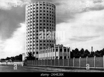 1955 C. , MARINA DI MASSA , TOSCANE , ITALIE : LA COLONIA FIAT . Le ' Edoardo Agnelli Marina Colony ' ( COLONIA MARINA EDOARDO AGNELLI ) destiné au séjour d'été des enfants des employés de FIAT de l'usine Torino ( FABBRICA ITALIANA AUTOMOBILI TORINO - F.I.A.T.). Ex Torre Balilla ou Torre Marina ou Torre di Massa ou Torre FIAT . Gratte-ciel ( grattacielo ), a été construit sur un plan de l'ingénieur Vittorio Bonadè Bottino en 1933 , par ordre du sénateur Edoardo Agnelli ( 1892 - 1935 ) . Photographe inconnu . - MASSA CARRARA - MASSA-CARRARA - TOSCANE - MARE - SEA - COLONIA ELIOTERAPEUTICA BALN Banque D'Images