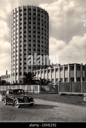 1955 C. , MARINA DI MASSA , TOSCANE , ITALIE : LA COLONIA FIAT . Le ' Edoardo Agnelli Marina Colony ' ( COLONIA MARINA EDOARDO AGNELLI ) destiné au séjour d'été des enfants des employés de FIAT de l'usine Torino ( FABBRICA ITALIANA AUTOMOBILI TORINO - F.I.A.T.). Ex Torre Balilla ou Torre Marina ou Torre di Massa ou Torre FIAT . Gratte-ciel ( grattacielo ), a été construit sur un plan de l'ingénieur Vittorio Bonadè Bottino en 1933 , par ordre du sénateur Edoardo Agnelli ( 1892 - 1935 ) . Photographe inconnu . - MASSA CARRARA - MASSA-CARRARA - TOSCANE - MARE - SEA - COLONIA ELIOTERAPEUTICA BALN Banque D'Images