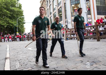 Pampelune, Navarre, Espagne. 13 juillet 2024. Un groupe d'éleveurs de taureaux de combat se dirige vers le point de départ de la première course de taureaux pendant le festival San FermÃ-n. Septième jour de la course traditionnelle des taureaux pendant les festivités de San FermÃ-n. A cette occasion, les courageux taureaux du ranch José Escolar Gil ont fait leurs débuts dans les rues de la vieille ville de la capitale navarrese. (Crédit image : © Nacho Boullosa/SOPA images via ZUMA Press Wire) USAGE ÉDITORIAL SEULEMENT! Non destiné à UN USAGE commercial ! Banque D'Images