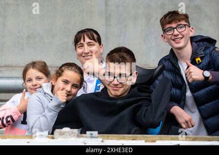 Les fans de Barrow lors du match amical de pré-saison entre le FC United de Manchester et Barrow à Broadhurst Park, Moston le samedi 13 juillet 2024. (Photo : Mike Morese | mi News) crédit : MI News & Sport /Alamy Live News Banque D'Images