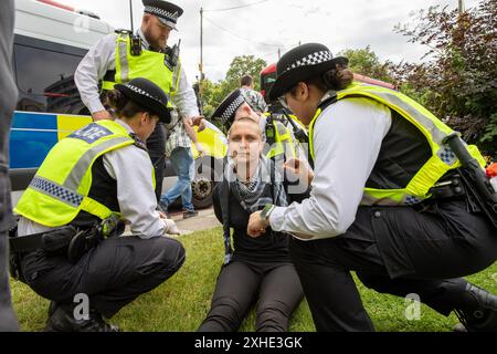 Londres, Royaume-Uni. 13 juillet 2024. Des policiers arrêtent un manifestant de la demande de jeunes pendant le rassemblement. Une manifestation sur la demande des jeunes a eu lieu à Russell Square. Un article 11 de la loi sur l'ordre public a été publié par la police métropolitaine, qui permet aux agents de fouiller toute personne dans une zone prescrite. (Photo de James Willoughby/SOPA images/Sipa USA) crédit : Sipa USA/Alamy Live News Banque D'Images