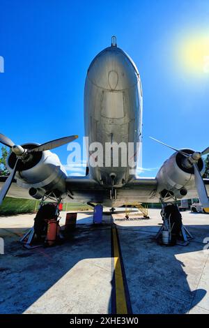 Malaga Aero Museum Aeromuseo et un Douglas DC-3 sur l'aire de stationnement des avions montrant les hélices massives sur fond de ciel bleu profond an Banque D'Images