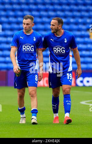 Josh Lundstram du Oldham Athletic Association Football Club et Dan Gardner du Oldham Athletic Association Football Club lors du match amical de pré-saison entre Oldham Athletic et Stockport County à Boundary Park, Oldham le samedi 13 juillet 2024. (Photo : Thomas Edwards | mi News) crédit : MI News & Sport /Alamy Live News Banque D'Images