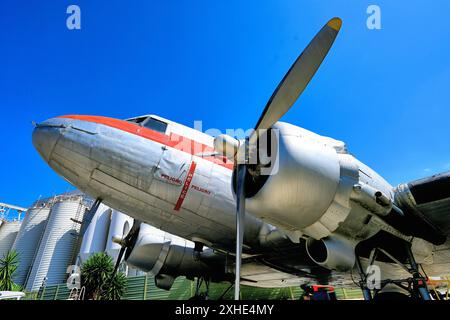 Malaga Aero Museum Aeromuseo et un Douglas DC-3 sur l'aire de stationnement des avions montrant les hélices massives sur fond de ciel bleu profond Banque D'Images