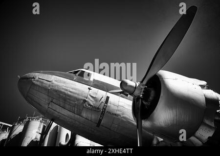 Malaga Aero Museum Aeromuseo et un Douglas DC-3 sur l'aire de stationnement des avions montrant les hélices massives sur fond de ciel bleu profond Banque D'Images