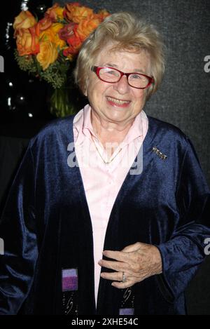 New York, États-Unis. 10 novembre 2008. Dr Ruth Westheimer participant au premier StarPet annuel de Bideawee 2008. Tenue à la salle de bal Edison le 10 novembre 2008. © Steven Bergman crédit : AFF/Alamy Live News Banque D'Images