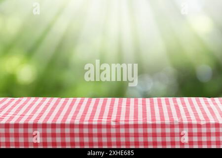 Nappe de pique-nique sur table sous la lumière du soleil à l'extérieur Banque D'Images