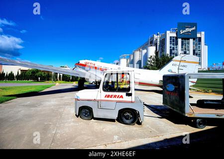 Malaga Aero Museum Aeromuseo et un IBERIA Douglas DC-3 sur l'aire de stationnement des avions avec un camion à bagages original de la même époque agai Banque D'Images