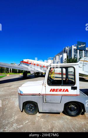 Malaga Aero Museum Aeromuseo et un IBERIA Douglas DC-3 sur l'aire de stationnement des avions avec un camion à bagages original de la même époque agai Banque D'Images