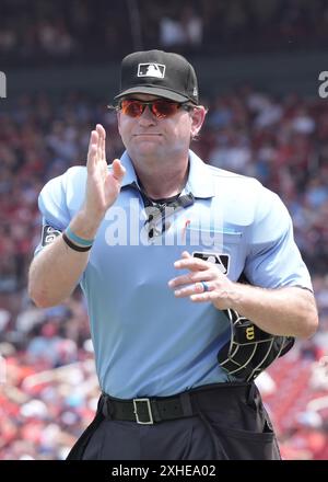 Louis, États-Unis. 13 juillet 2024. Le juge-arbitre Mike Muchlinski signale à Craig Counsell, entraîneur des Chicago Cubs, entre la troisième manche lors d'un match contre les Louis Cardinals au Busch Stadium en un Louis le samedi 13 juillet 2024. Photo de Bill Greenblatt/UPI crédit : UPI/Alamy Live News Banque D'Images