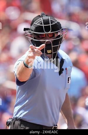 Louis, États-Unis. 13 juillet 2024. Le juge-arbitre Mike Muchlinski appelle à une grève lors du match de baseball des Chicago Cubs - formés Louis Cardinals au Busch Stadium in formés Louis le samedi 13 juillet 2024. Photo de Bill Greenblatt/UPI crédit : UPI/Alamy Live News Banque D'Images