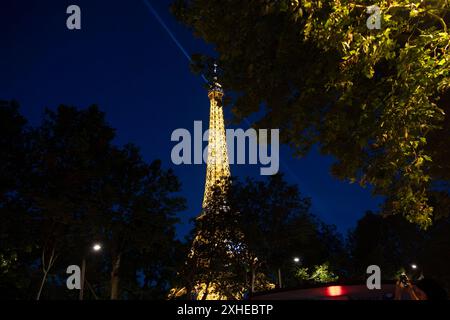 Paris, France, 07 juin 2024 - Paris de nuit avec la Tour Eiffel illuminée Banque D'Images