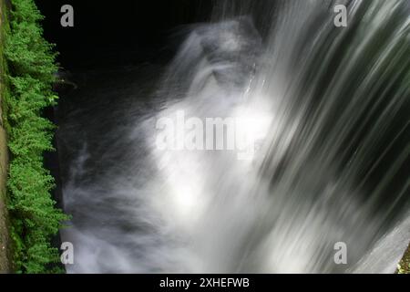 Exposition floue et lente dans un mouvement de cascade précipité. Banque D'Images