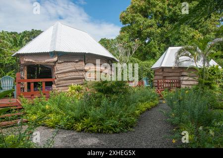 Des chalets fales ou traditionnels au Samoan Outrigger Hotel, Apia, Samoa Banque D'Images