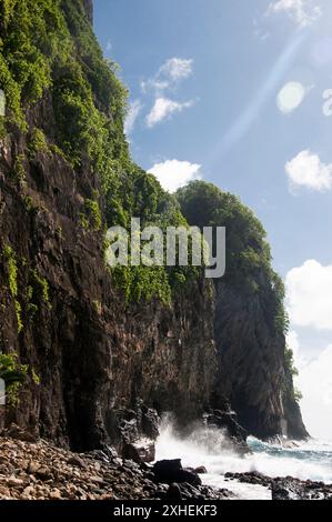 Vagues se brisant sur les falaises de la baie de Vatia sur la côte nord de Tutuila, dans le parc national des Samoa américaines Banque D'Images