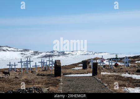 Croix blanches au cimetière municipal d'Iqaluit à Apex, Nunavut, Canada Banque D'Images