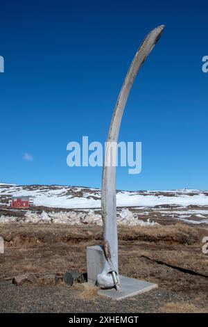 Arche en os de baleine au cimetière municipal d'Iqaluit à Apex, Nunavut, Canada Banque D'Images