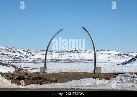 Arche en os de baleine au cimetière municipal d'Iqaluit à Apex, Nunavut, Canada Banque D'Images