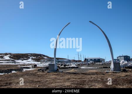 Arche en os de baleine au cimetière municipal d'Iqaluit à Apex, Nunavut, Canada Banque D'Images