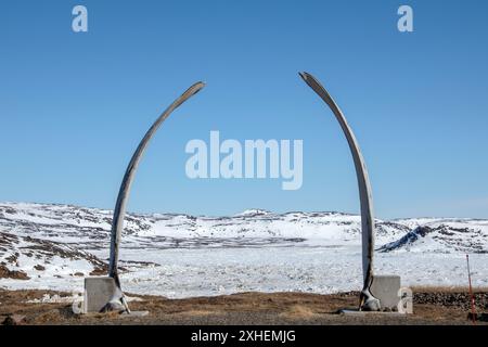 Arche en os de baleine au cimetière municipal d'Iqaluit à Apex, Nunavut, Canada Banque D'Images