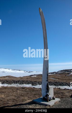 Arche en os de baleine au cimetière municipal d'Iqaluit à Apex, Nunavut, Canada Banque D'Images