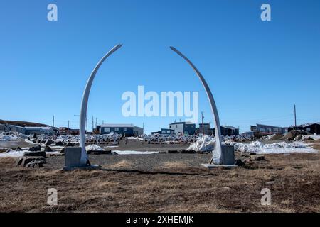 Arche en os de baleine au cimetière municipal d'Iqaluit à Apex, Nunavut, Canada Banque D'Images