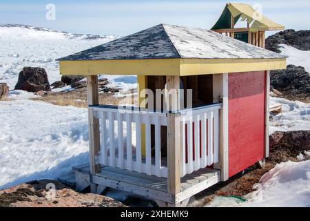 Cabanes et hangars au camp de chasse/pêche sur la plage de Frobisher Bay à Apex, Nunavut, Canada Banque D'Images