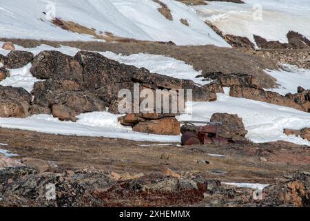 Tambour froissé rouillé au camp de chasse/pêche sur la plage de Frobisher Bay à Apex, Nunavut, Canada Banque D'Images