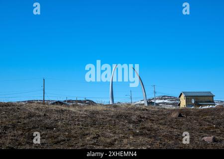 Arche en os de baleine au cimetière municipal d'Iqaluit à Apex, Nunavut, Canada Banque D'Images