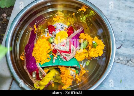 Dévot faisant Ganpati immersion du Dieu Saint hindou ganesha à la maison Banque D'Images