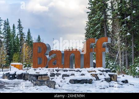 Ville de Banff panneau de la rue en hiver neigeux. Parc national Banff, Rocheuses canadiennes. Banff, Alberta, Canada. Banque D'Images