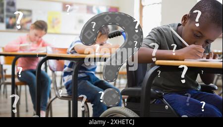 Image de points d'interrogation sur divers écoliers assis dans la salle de classe Banque D'Images