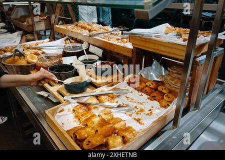 Buffet et beaucoup de nourriture dans l'hôtel Banque D'Images