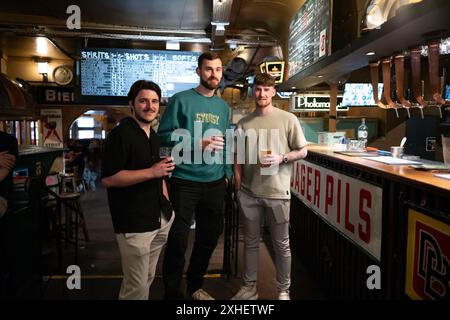 PHOTO : JEFF GILBERT 12 juillet 2024. Fans de l'Angleterre Milo Grimes, 24 ans, Jack Allot, 24 ans, et Harry Allison, prendre une bière dans le centre de Bruxelles pendant un roa Banque D'Images