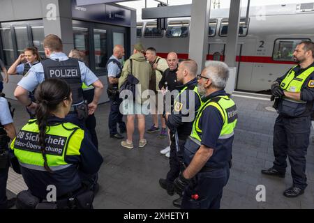 PHOTO : JEFF GILBERT 13 juillet 2024. Les fans d'Angleterre du train ICE allemand se dirigent vers Berlin après avoir embarqué sans billets sur leur chemin Banque D'Images