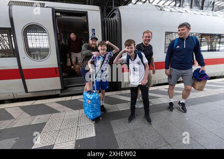 Les fans de l'Angleterre et les membres de leur famille se rendent à Berlin en train à travers l'Allemagne avant la finale Angleterre - Espagne Euro24. Banque D'Images